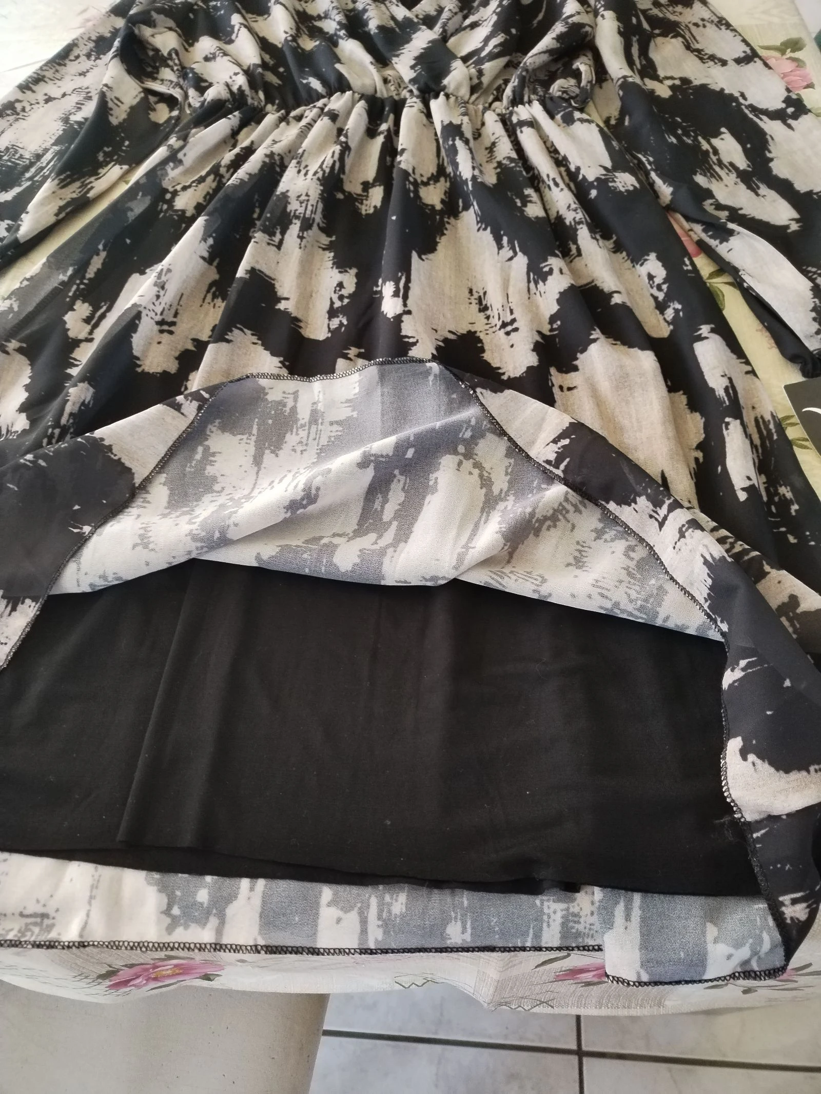 Hermoso vestido nuevo forrado con mangas largas elásticas en las muñecas, fabricación francesa. – photo 6
